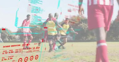 Çizgili oyuncu pas alıyor ve atak yapıyor. Spor teknolojisiyle kaleye doğru ilerliyor. Atletizm, takım çalışması, rekabet, çeviklik, açık hava, kararlılık, hareket