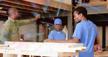 İnşaat müfettişi kirişleri işaret ediyor ve hareket kılavuzları mürettebatın tezgaha kalas koymasına rehberlik ediyor. İşbirliği, takım çalışması, marangozluk, sanayi, mimari, güvenlik, hassasiyet