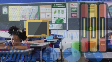 Çeşitli öğrenci sınıflarının üzerinde yüzen grafiklerin ve okul eşyalarının animasyonu. Okul, eğitim ve öğrenim konsepti dijital olarak oluşturulmuş video.