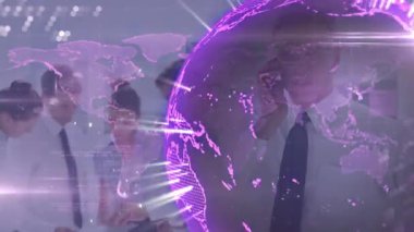 Dünya haritası üzerinde numaralar ve veri işleme ile bağlantılı ağların küresinin animasyonu. Tıbbi araştırma teknolojisi ve sağlık hizmetleri konsepti dijital olarak oluşturulmuş video.