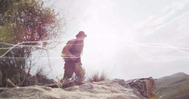 Yürüyüşçü sırt boşluğunda duruyor, koşuyor ve atlama mesafesini gösteren bir yörüngeyle sıçrıyor. Macera, keşif, dayanıklılık, adrenalin, hareket, manzara, açık hava