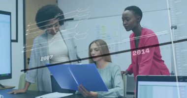 Dijital zaman çizelgesi iş değerlendirmesi için canlanırken, oturan kadın dosyaları çekiyor ve sayfaları çeviriyor. İşbirliği, takım çalışması, strateji, iş, yenilik, veri, tartışma