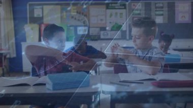 Kırmızı polo oynayan bir çocuk, sınıfta ayna şeklini yansıtan bir üçgenle örtüşüyor. Çocuklar, eğitim, takım çalışması, öğrenme, yaratıcılık, okul, grafikler