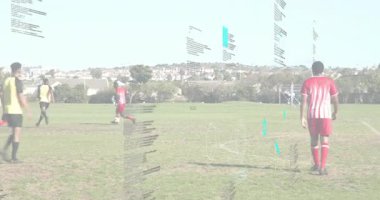 Futbolcu sarı önlüklü pası kesiyor ve top sürerek top tutmaktan ve gol atmaktan kurtuluyor. Atletik, rekabetçi, takım çalışması, açık hava, sportmenlik, stratejik, enerjik