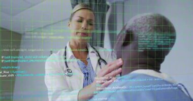 Tıp doktoru körfeze giriyor, kod görüntüsünü kaydırıyor, boyun ve göğsü elle yokluyor, bulguları açıklıyor. Tıbbi, klinik, tanı, sağlık, profesyonel, teknoloji, muayene