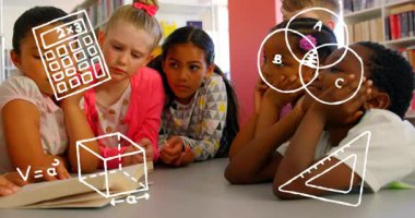 Kütüphane masasında oturmuş kitap okuyan altı çocuk, sayfanın üstünde beliren matematik ikonları, öğretmen rehberliği. Eğitimsel, işbirlikçi, okur yazarlık, öğrenme, akademik, ilham, yaratıcılık