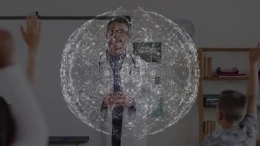 Erkek doktor ağ küresini cisimleştirerek gövdeyi kaplıyor ve öğrencileri sağlık sınıfına çekiyor. Eğitmen, teknoloji, yenilik, öğrenme, eğitim, etkileşim, bilim