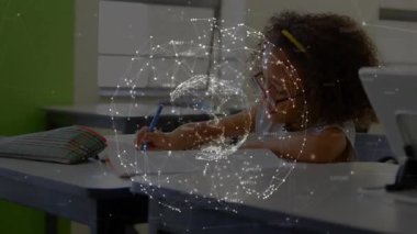 İlkokul öğrencisi kalem yerleştiriyor, okul ödevlerine yön veren bir ağ küresi olarak yazıyor. Eğitim, öğrenme, teknoloji, yenilik, odaklanma, konsantrasyon, yaratıcılık