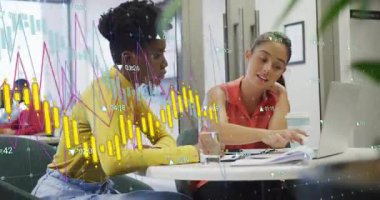 Kadınlar çizelgeleri açıyor ve iş verilerini animasyon grafikler olarak analiz ediyor. İşbirliği, takım çalışması, yenilik, modern, profesyonel, beyin fırtınası, analitik