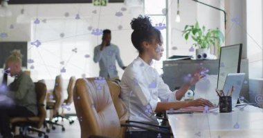 Telefona konuşan iş adamı, dizüstü bilgisayarında yüzen sosyal simgelerle yazı yazan kadını tetikliyor. Ofis, işbirliği, iletişim, teknoloji, profesyonel, dijital, çalışma alanı