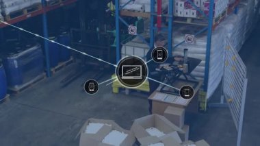 Depoda çalışan çok ırklı iş arkadaşlarının çizgileriyle bağlantılı simgelerin canlandırılması. Dijital bileşik, çoklu pozlama, ulaşım, depolama, dağıtım, takım çalışması ve teknoloji.