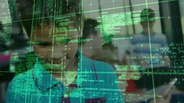 Çocuk masada oturup tableti tıklatıyor ve yeşil kod şebekesini etkinleştiriyor. Sınıf öğrenimini geliştiriyor. Teknoloji, eğitim, yenilik, dijital, gençlik, anlayış, katılım