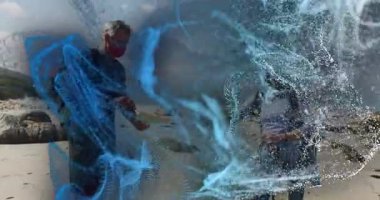 İki yürüyüşçü kıyıya yaklaşıyor, mavi parçacıklar girdap oluştururken harita haritasını çıkarıyorlar. Macera, keşif, vahşi doğa, açık hava, navigasyon, takım çalışması, keşif