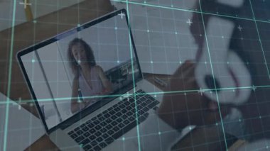 Adam kulaklığa uzanıyor ve şebeke bağlantısı kuruyor. İş teklifini sunan kadını dinliyor. İşbirliği, teknoloji, dijital, bağlantı, ofis, profesyonel, iletişim