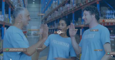 Lojistik merkezindeki gönüllü üçlü, beşlik çakarak başarıyı kutlayan sayısal örtüleri başlatıyor. İşbirliği, takım çalışması, otomasyon, verimlilik, verimlilik, başarı, sanayi