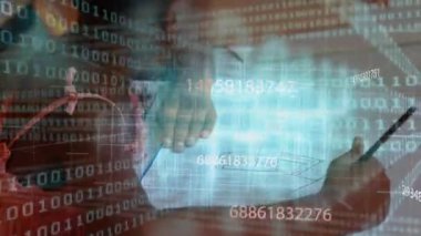 Dijital ikili çizim çizimi verilerle birleştirirken, kız masa başında kalem kaldırıyor ve ok çiziyor. Yaratıcı, eğitim, teknoloji, yenilik, odaklanma, gençlik, analitik