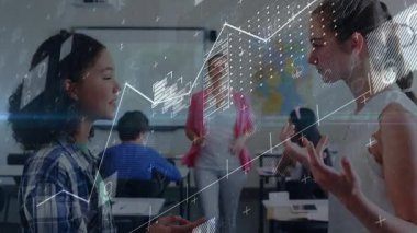 Öğretmen çalışma masaları arasında yürüyor. Eğitimde rehberlik etmek için gergin öğrenci tartışmalarına rehberlik ediyor. Akıl hocalığı, iletişim, işbirliği, sınıf, profesyonel, eğitici, öğrenim