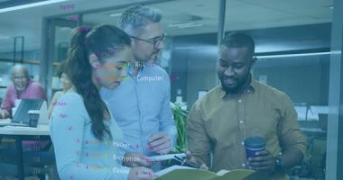 Siber güvenlik uzmanı klasör sayfasını ve teknisyen tıkırtı tabletini çeviriyor, güncelleme şartlarını örtüyor. Teknoloji, yenilik, takım, işbirliği, dijital, kurumsal, modern