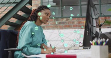 Analizci analize devam etmeden önce yansıtmayı duraksatarak, ortaya çıkan mali veri örtülü yazma işlemini durdurdu. Profesyonel, üretkenlik, modern, teknoloji, kentsel, odaklanmış, çalışma alanı