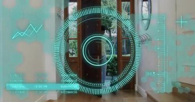 AR HUD tarama kapısı açılıyor ev güvenliğini devre dışı bırakan cihazı kullanarak köpeğe rehberlik ederken. Teknoloji, güvenlik, akıllı ev, yenilik, bağlantı, modern yaşam tarzı