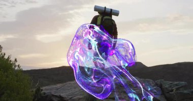 Gün batımında kaya çıkıntısına ayak basan bir yürüyüşçü. Teknolojik animasyon bulutu belirip sırt çantasını kaplıyor. Macera, keşif, vahşi doğa, dinginlik, keşif, mistik, dinamik