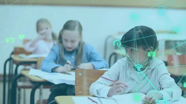 Sınıfın en sağındaki kız kırmızı kalemle yazıyor, yeşil kaplama büyüyor. Eğitim, öğrenme, çocukluk, işbirliği, dijital, yenilik, odaklanma