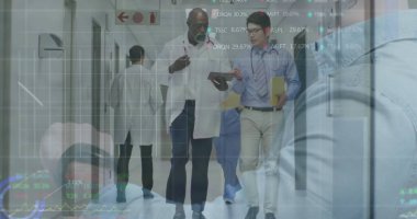 Yürüyen tıbbi ekip hastane koridorunda tablet, klasör ve tablolarla verileri tartışıyor. Sağlık, işbirliği, profesyonellik, teşhis, dijital, hastane, takım çalışması