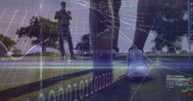 Golf topu ve fotokopi alanı ile yeşili birleştirmek için yakın plan golf sopası başını beyaz ayakkabının yanına hizalıyorum. Spor, eğlence, eğlence, açık hava, hassasiyet, zarafet, hobi