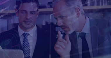 Ofisteki dizüstü bilgisayarlarda klasörlerle grafik çizelgeleri inceleyen iş adamları. Şirket, takım çalışması, veri analizi, modern, profesyonel, teknoloji, danışmanlık