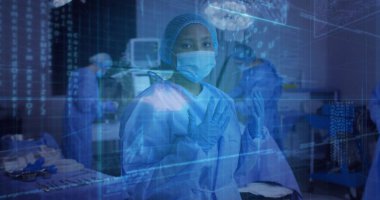 Kadın cerrah, veri hologramları ve enstrüman tepsisiyle ameliyathanede elleri hazırlıyor. Tıbbi, yenilik, fütüristik, takım çalışması, disiplin, hassasiyet, teknoloji