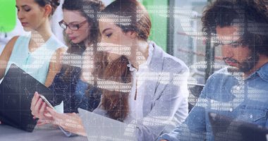 Ofisteki çalışma arkadaşlarım bilgisayardaki verileri ve açık ofislerdeki belgeleri kod kaplamalı olarak analiz ediyorlar. İşbirliği, takım çalışması, teknoloji, analitik, modern, profesyonel, üretkenlik