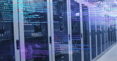Sunucu odasında yanıp sönen LED 'lerle renkli ışık yayan parlayan sunucu dolapları, kod örtüsü. Veri merkezi, ağ altyapısı, siber güvenlik, yüksek teknoloji, dijital ortam, teknolojik yenilik, sunucu odası