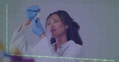 Laboratuvarda kırmızı sıvı analiz ediliyor, orta yaşlı teknisyen eldiven ve palto ile test tüpü tutuyor. Bilim, araştırma, yenilik, teknoloji, veri, kesinlik, deney