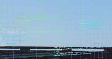 Kaynak kod blokları, yeşil ızgara kaplamalı, karanlık ofiste ekranda gösteriliyor. Programlama, teknoloji, dijital, ui, arayüz, geliştirme, veri