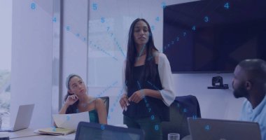 Karşınızda spor ceketli kadın ofis masasında dizüstü bilgisayarlar ve sayısal kaplamalarla konuşuyor. Profesyonel, takım çalışması, işbirliği, modern, kurumsal, veri görselleştirme, iş