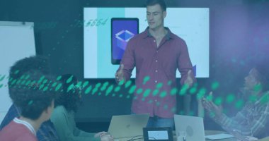 Konferans odasında dizüstü bilgisayarlar ve tabletlerle sergilenen bordo gömlekli adamı takdim ediyorum. İşbirliği, takım çalışması, yenilik, teknoloji, profesyonel, modern, ofis