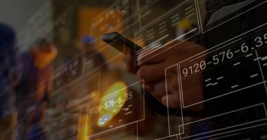 Akıllı telefonu tutmak, koyu tenli el modern ofis alanındaki holografik veri panellerini yansıtmak. Teknoloji, yenilik, veri, analitik, arayüz, dijital, iletişim