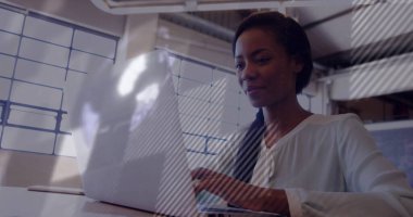 Beyaz bluzlu bir kadın modern ofis masasında gümüş dizüstü bilgisayarda çalışıyor. Sanayi, çalışma alanı, teknoloji, profesyonel, minimalizm, üretkenlik, kentsel