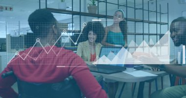 Proje ekibinin üyeleri analitiği ofis içinde dizüstü bilgisayar ve belgelerle tartışıyorlar. İşbirliği, takım çalışması, yenilik, dijital, profesyonel, başlangıç, modern