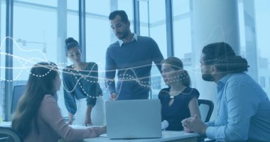 Modern toplantı odasında dizüstü bilgisayarla noktalı çizelgeleri analiz eden beş profesyonelle işbirliği yapıyorum. Takım çalışması, strateji, veri, iletişim, modernlik, kurumsal, üretkenlik