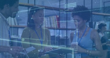 Sıradan giyinen üç meslektaş ofiste iş birliği yapıyor ve pano kahve fincanı arayüzü grafikleri çiziyorlar. İşbirliği, takım çalışması, yenilik, dijital, modern, yaratıcı, üretkenlik