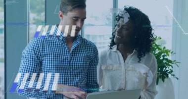 Ofis pencereleri, gümüş dizüstü bilgisayarlar ve saksı bitkileriyle iş kıyafetleri içinde daktilo etmek. Profesyonel, işbirliği, modern, çalışma alanı, şirket, takım çalışması, üretkenlik