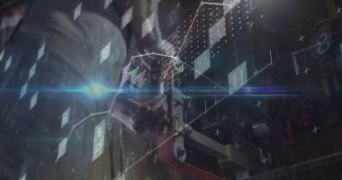 Eldivenli teknisyen, platformdaki kırmızı boru anahtarıyla dijital kaplama kullanarak boru bağlantısını ayarlıyor. Endüstriyel, bakım, mühendislik, teknoloji, güvenlik, çalışma alanı, kesinlik