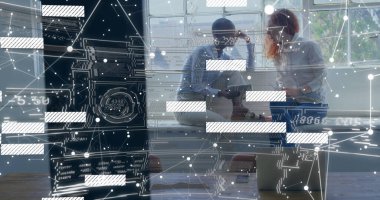 Ofis personeli çalışma masasında holografik kaplamalı tablet kullanarak çalışıyor, kopyalama alanı. İşbirliği, teknoloji, yenilik, veri görselleştirme, fütürizm, çalışma alanı, bağlantı