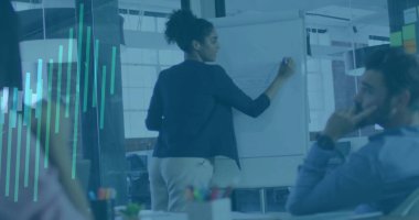 İşaretli çizelgeyle diyagram çizmek, ofiste denizci ceketi ve bej pantolon giyen bir sunucu. İşbirliği, takım çalışması, profesyonel, çalışma alanı, beyin fırtınası, iletişim, modern