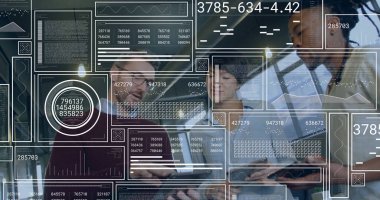 Ofisteki dizüstü bilgisayarlarda verileri inceleyen iş birliği yapan profesyoneller ve artırılmış gerçeklik örtüleri. Teknoloji, takım çalışması, yenilik, analitik, dijital, kurumsal, fütürist