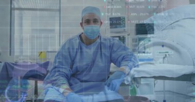 Ameliyat önlüklerinde ameliyat cerrahı ameliyat odasındaki ameliyat masasında monitörlü aletler kullanıyor. Tıbbi, sağlık, klinik, profesyonel, steril, teknoloji, kesinlik