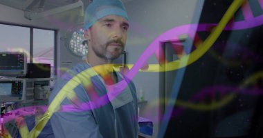 Mavi önlüklü erkek cerrah ameliyathanede genetik verileri inceliyor, üzerinde DNA örtüsü var. Tıbbi, sağlık, genetik, biyoenformatik, klinik, analiz, yenilik