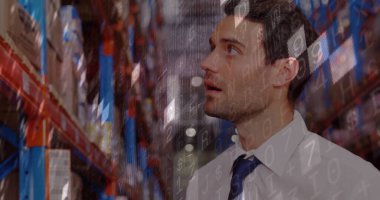 Beyaz tişörtlü, siyah kravatlı, depo koridorunda dikilen dijital kaplamalı, fotokopi odası olan bir adam. Sanayi, lojistik, teknoloji, depolama, veri, yönetim, profesyonel