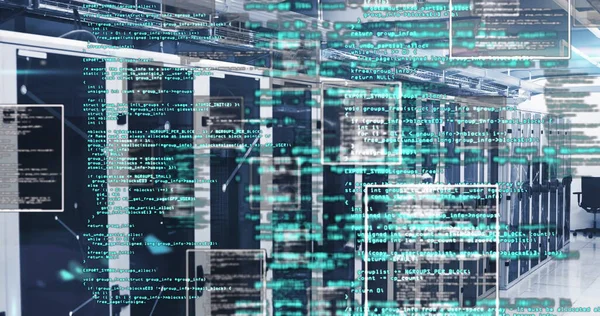 Saydam kod veri merkezindeki merkez rafta yama kablolarıyla örtüşüyor. Teknoloji, veri, ağ, altyapı, siber güvenlik, dijital, yenilik